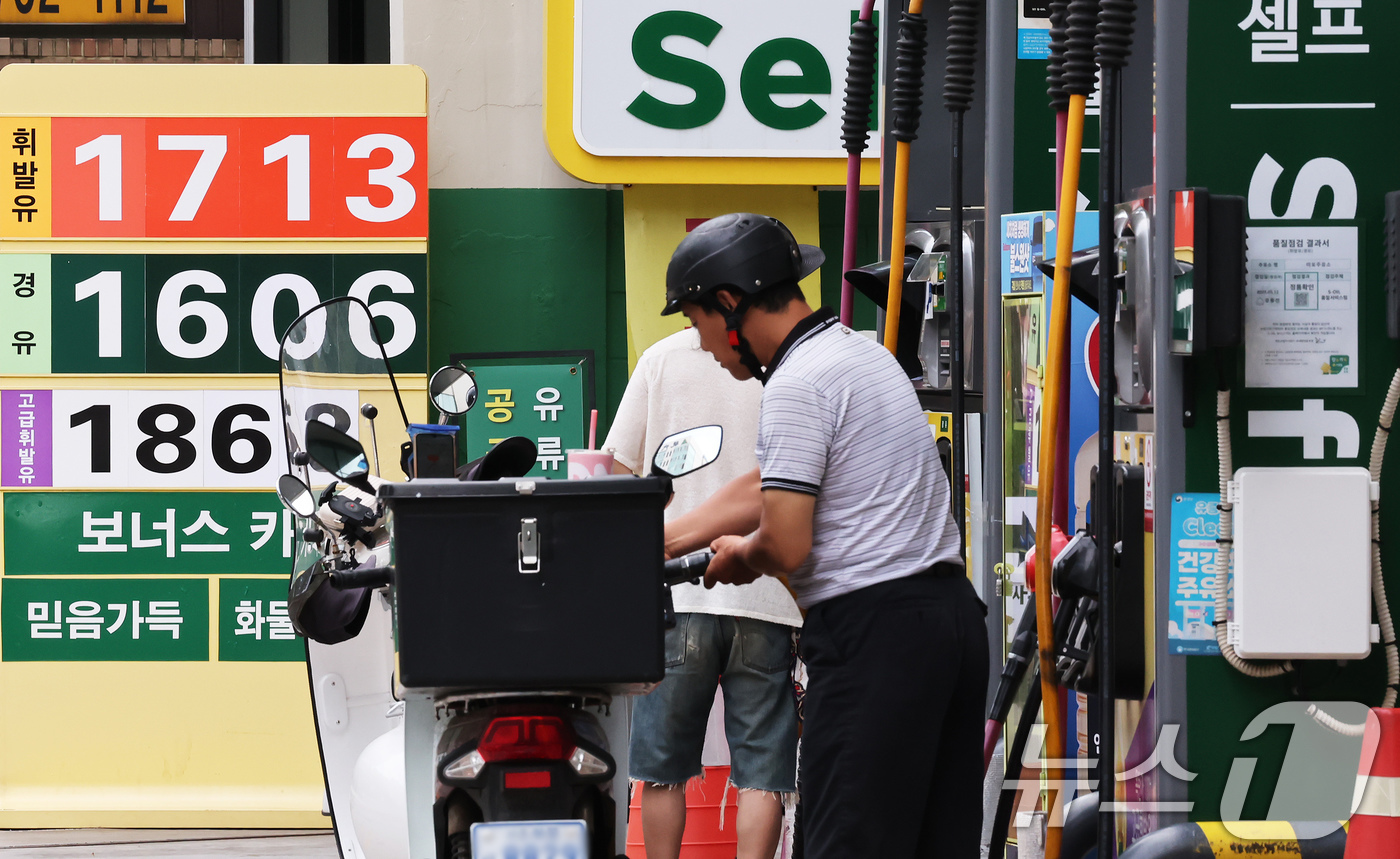 (서울=뉴스1) 장수영 기자 = 20일 서울시내 한 주유소를 찾은 시민들이 주유를 하고 있다.지난 19일 한국석유공사 유가정보시스템 오피넷에 따르면 7월 셋째 주 휘발유 평균 가격 …