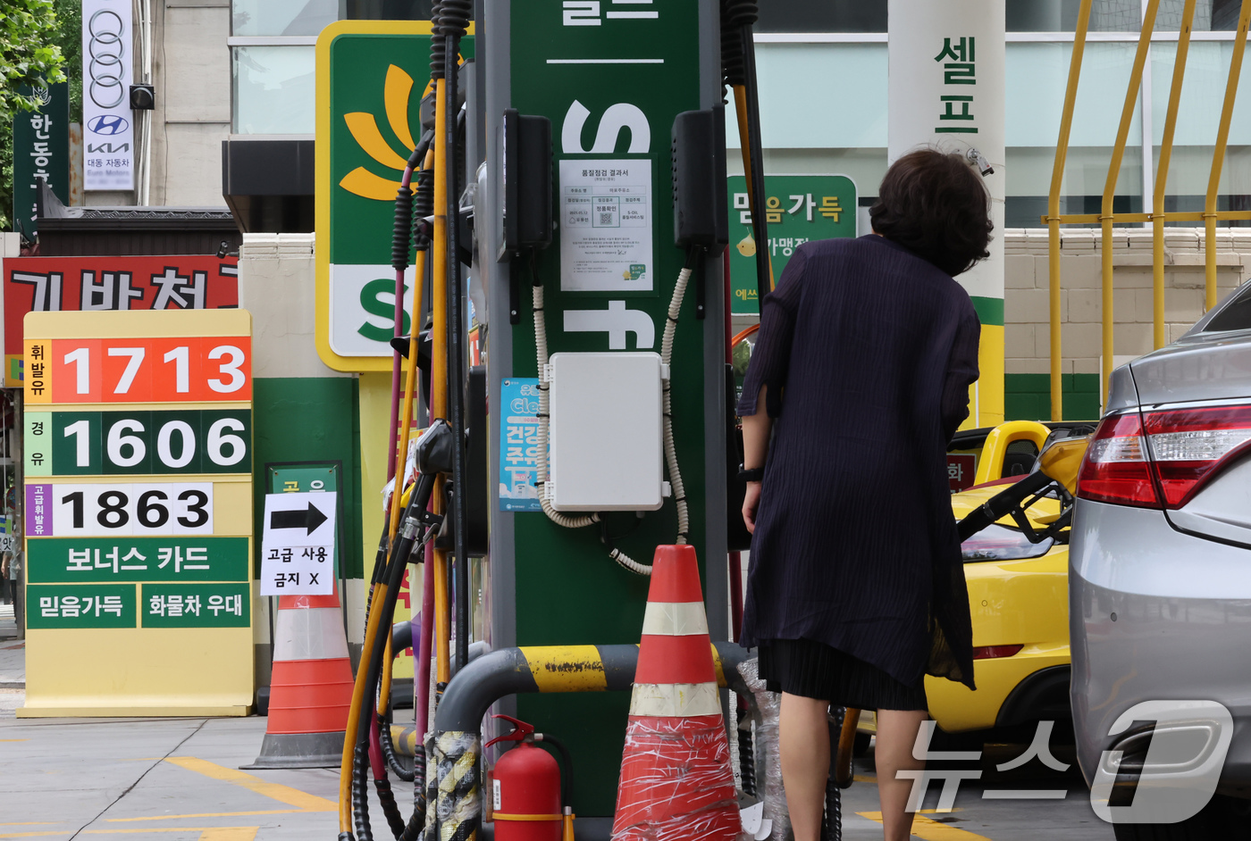 (서울=뉴스1) 장수영 기자 = 20일 서울시내 한 주유소를 찾은 시민들이 주유를 하고 있다.지난 19일 한국석유공사 유가정보시스템 오피넷에 따르면 7월 셋째 주 휘발유 평균 가격 …