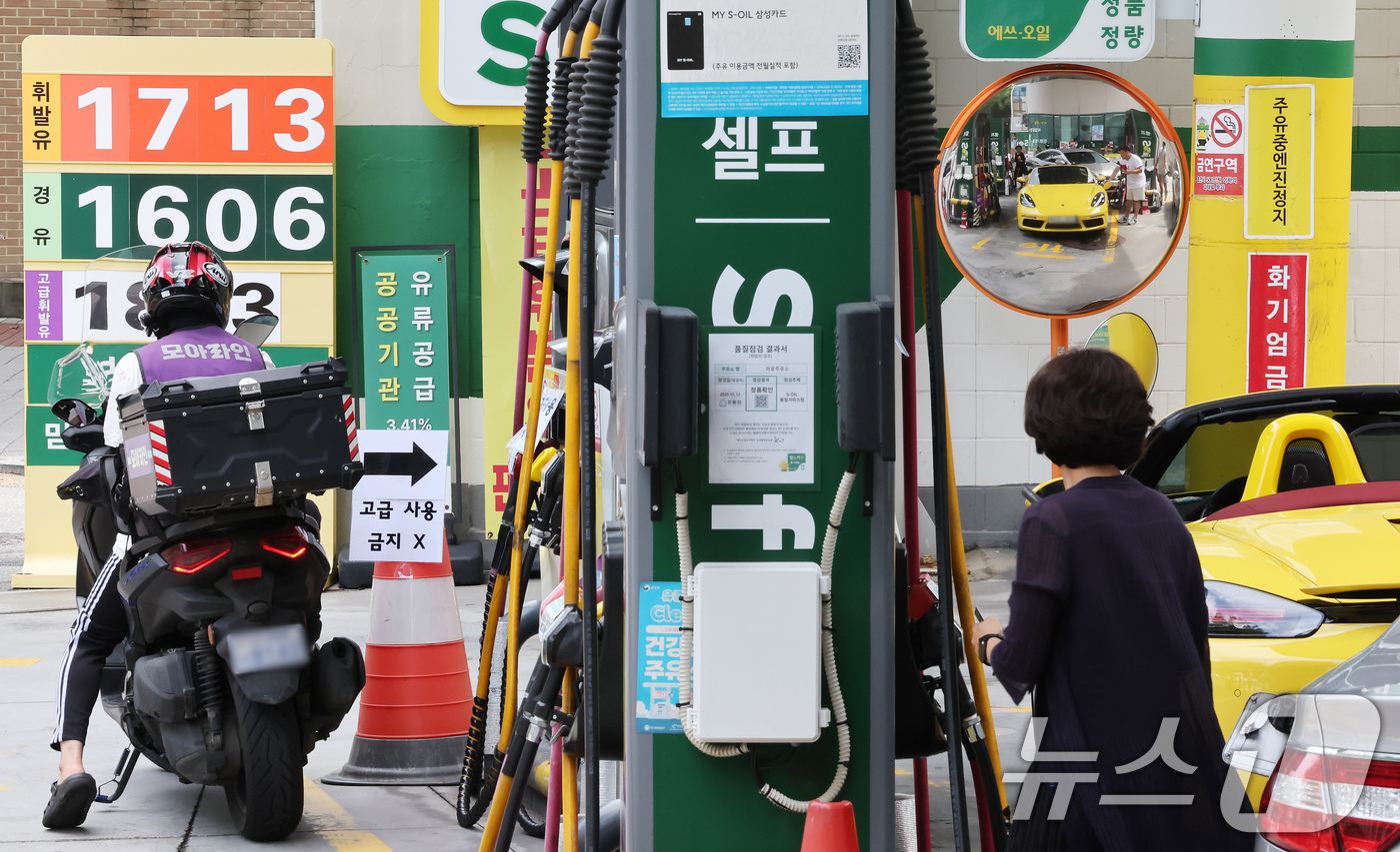 (서울=뉴스1) 장수영 기자 = 20일 서울시내 한 주유소를 찾은 시민들이 주유를 하고 있다.지난 19일 한국석유공사 유가정보시스템 오피넷에 따르면 7월 셋째 주 휘발유 평균 가격 …