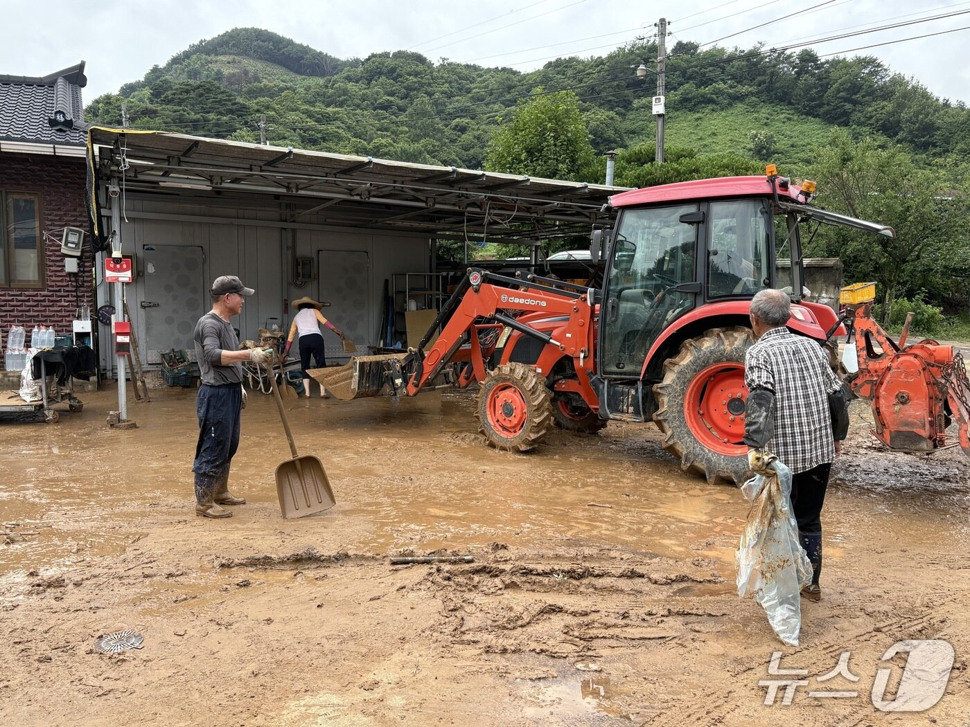본문 이미지 - 경남 산청군 단성면 주민들이 마당에 흘러내린 토사를 치우고 있다.2025.07.20/뉴스1 강미영기자