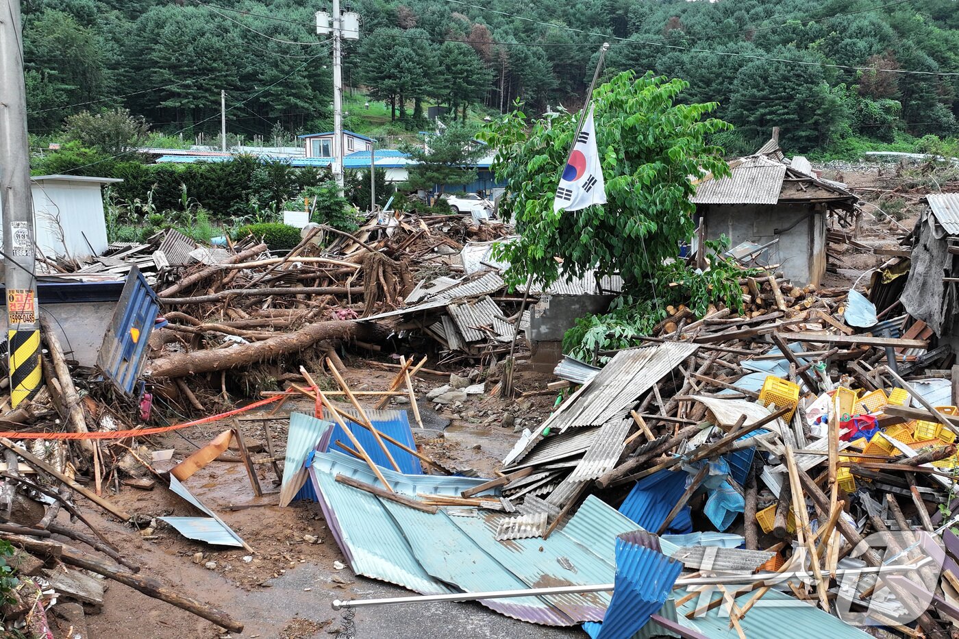 본문 이미지 - 20일 경기 가평군 신상리의 한 야산에서 산사태가 발생해 주택이 파손되어 있다.   2025.7.20/뉴스1 ⓒ News1 신웅수 기자