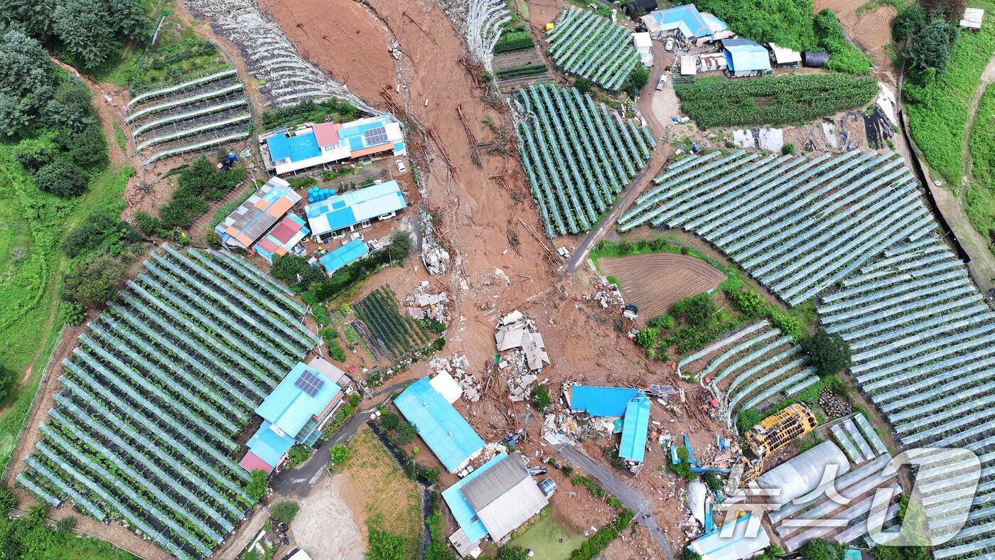 본문 이미지 - 20일 경기 가평군 신상리의 한 야산에서 산사태가 발생해 주택이 파손되어 있다. 이 산사태로 주민 4명이 매몰돼 3명은 구조했고 70대 여성 1명은 숨졌다. 2025.7.20/뉴스1 ⓒ News1 신웅수 기자