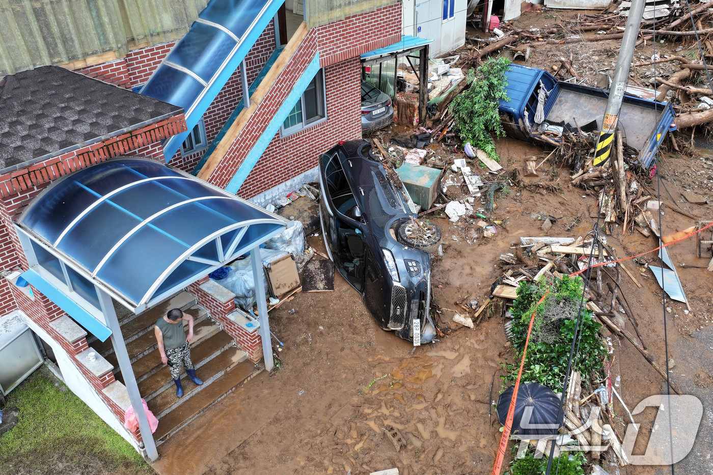 (가평=뉴스1) 신웅수 기자 = 20일 경기 가평군 신상리의 한 야산에서 산사태가 발생해 주택이 파손되어 있다.이 산사태로 주민 4명이 매몰돼 3명은 구조했고 70대 여성 1명은 …