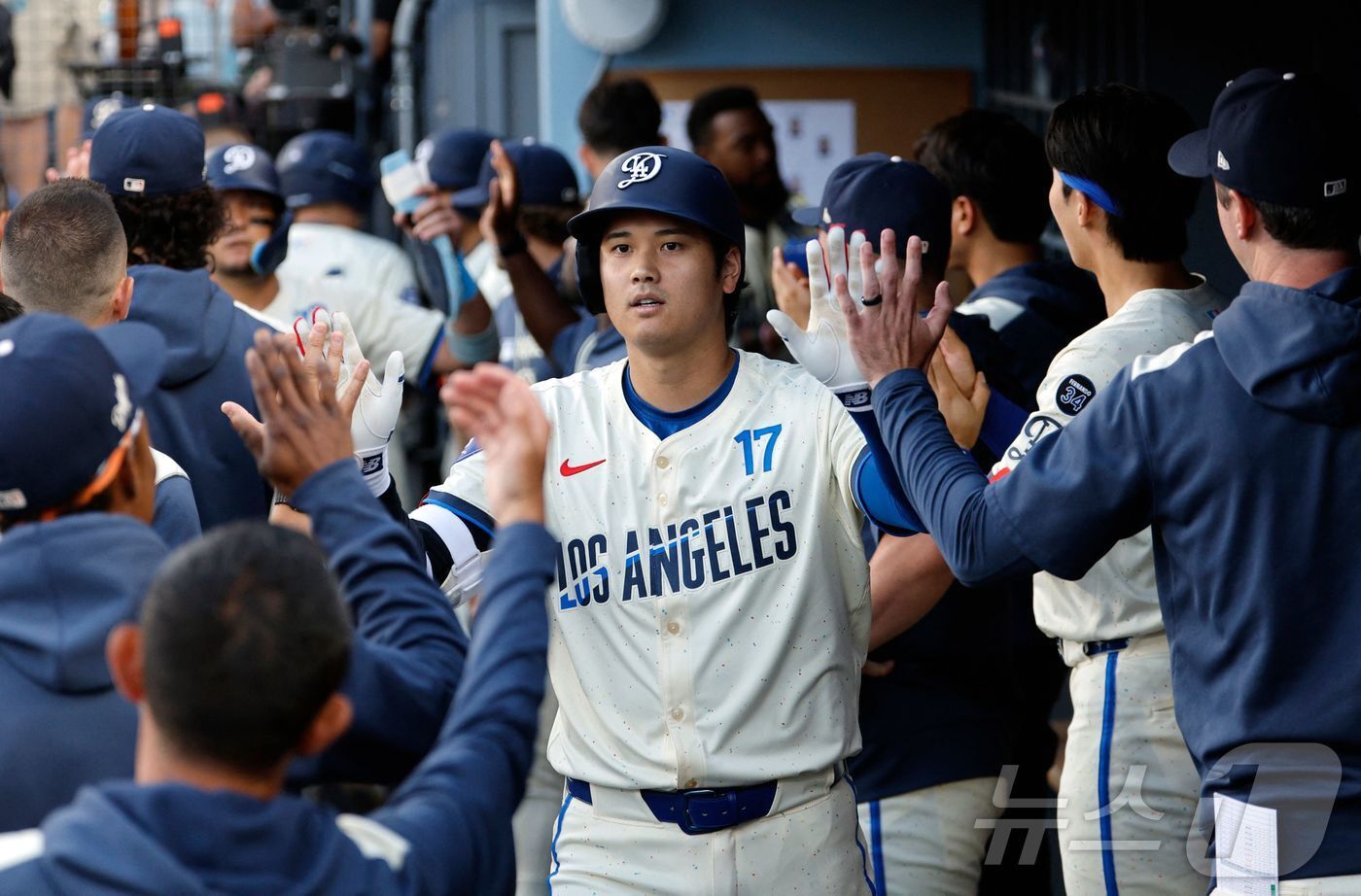 본문 이미지 - LA 다저스 오타니 쇼헤이가 20일(한국시간) 열린 2025 메이저리그 밀워키 브루어스전에서 시즌 33호 홈런을 터뜨렸다. ⓒ AFP=뉴스1