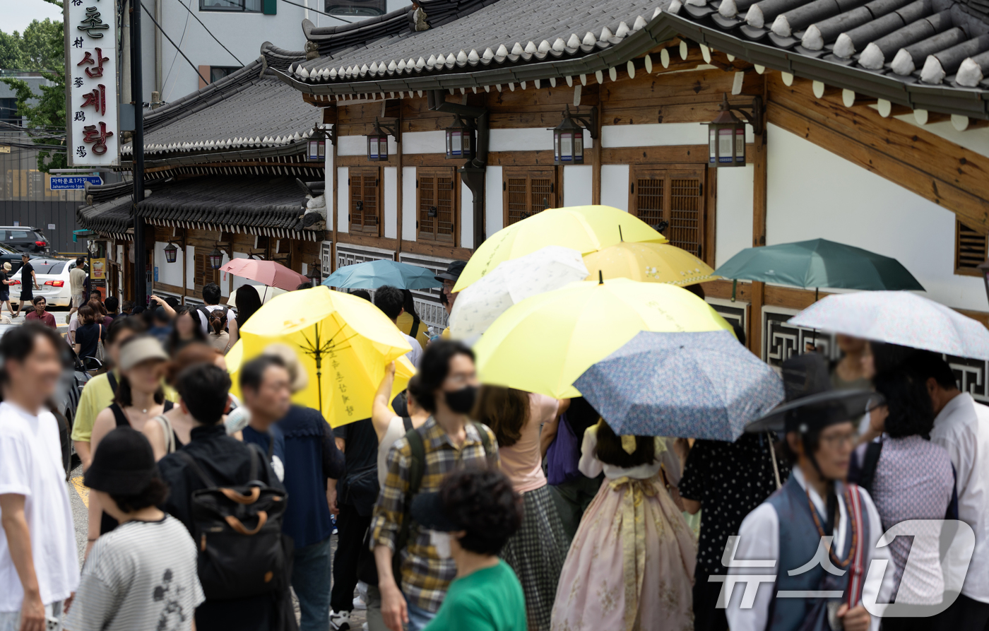 (서울=뉴스1) 이승배 기자 = 초복인 20일 서울 종로구의 한 삼계탕 가게 앞에 긴 줄이 이어져 있다. 2025.7.20/뉴스1