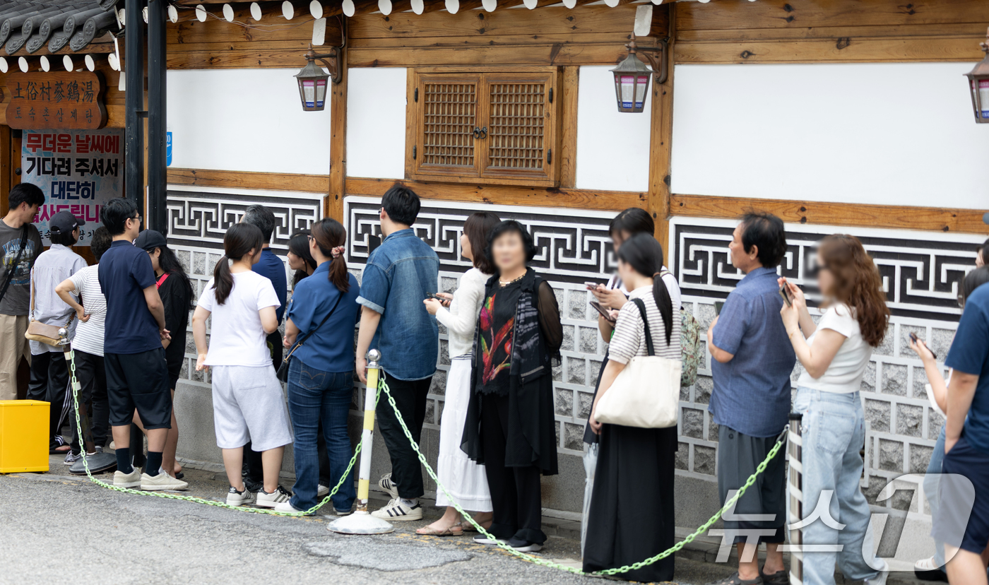 (서울=뉴스1) 이승배 기자 = 초복인 20일 서울 종로구의 한 삼계탕 가게 앞에 긴 줄이 이어져 있다. 2025.7.20/뉴스1