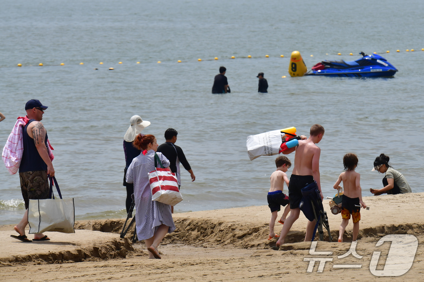 (포항=뉴스1) 최창호 기자 = 20일 경북 포항시 북구 영일대해수욕장을 찾은 외국인 관광객들이 백사장을 걸어가고 있다. 2025.7.20/뉴스1