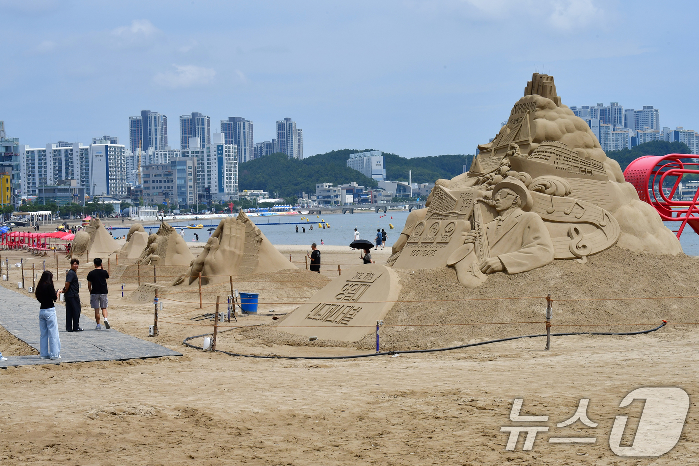 (포항=뉴스1) 최창호 기자 = 폭우가 그친 20일 경북 포항시 북구 영일대해수욕장 백사장에서 관광객들이 다양한 모래조각 작품 감상하고 있다. 2025.7.20/뉴스1
