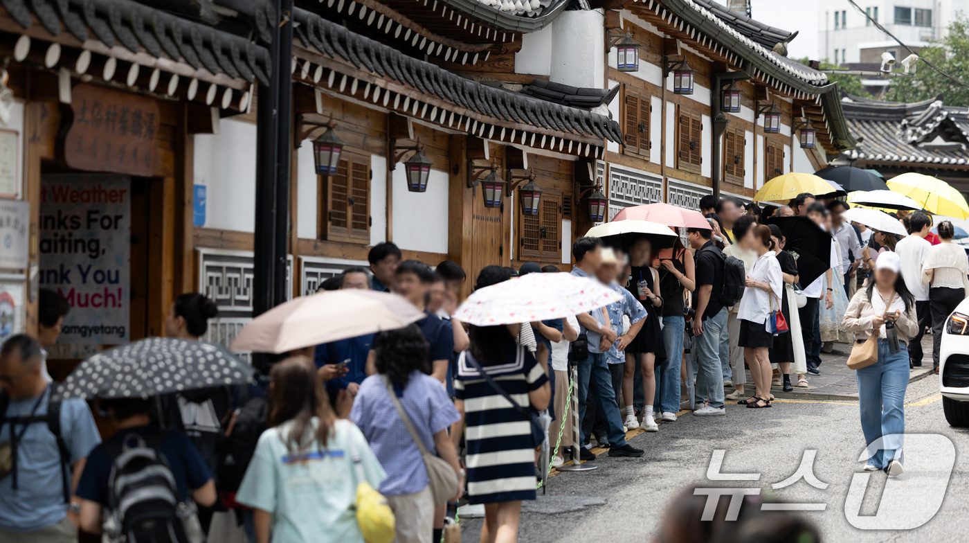 (서울=뉴스1) 이승배 기자 = 초복인 20일 서울 종로구의 한 삼계탕 가게 앞에 긴 줄이 이어져 있다. 2025.7.20/뉴스1