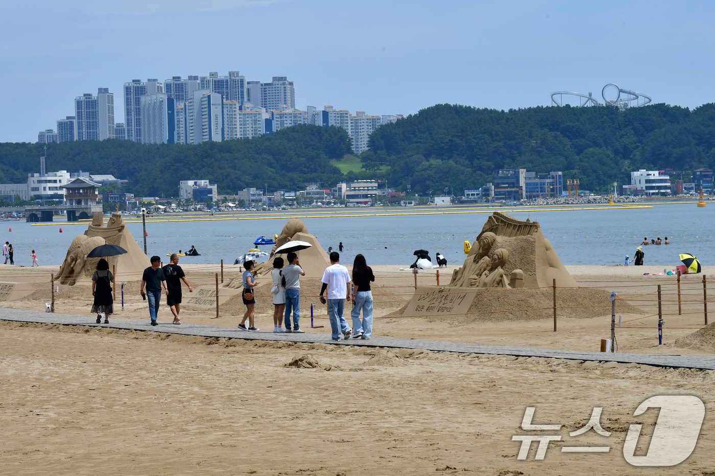 (포항=뉴스1) 최창호 기자 = 폭우가 그친 20일 경북 포항시 북구 영일대해수욕장 백사장에서 관광객들이 다양한 모래조각 작품 감상하고 있다.  2025.7.20/뉴스1