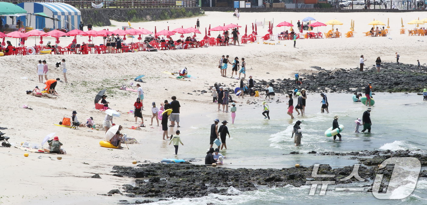 (제주=뉴스1) 오현지 기자 = 제주에 폭염특보가 발효 중인 20일 오후 제주시 애월읍 곽지해수욕장에서 피서객들이 물놀이로 더위를 쫓고 있다. 2025.7.20/뉴스1