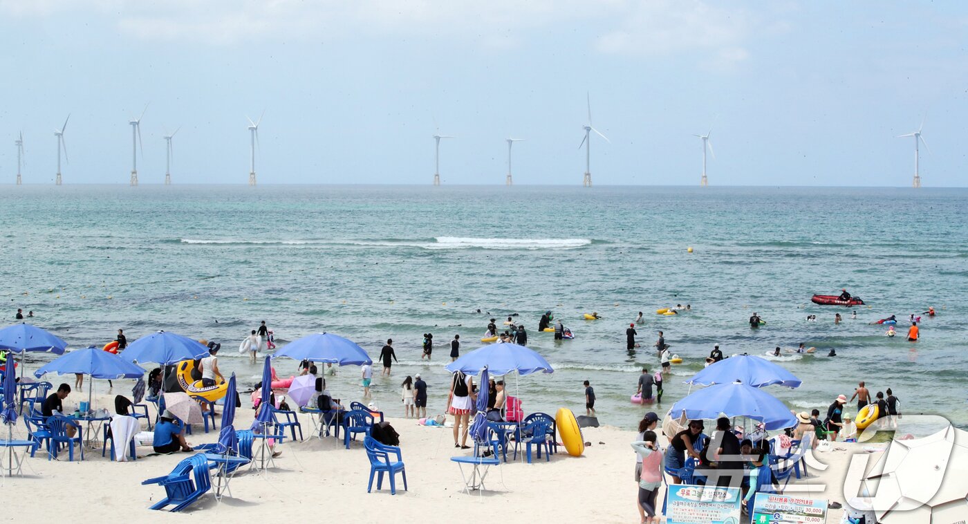 본문 이미지 - 제주시 애월읍 곽지해수욕장에서 피서객들이 물놀이로 더위를 쫓고 있다. 2025.7.20/뉴스1 ⓒ News1 오현지 기자