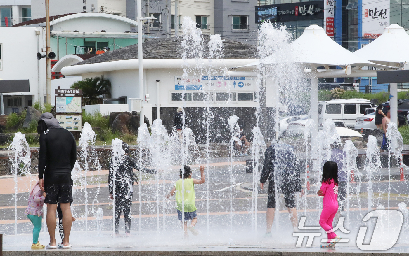 (제주=뉴스1) 오현지 기자 = 제주에 폭염특보가 발효 중인 20일 오후 제주시 애월읍 곽지해수욕장에 설치된 분수대에서 어린이들이 물놀이로 더위를 쫓고 있다. 2025.7.20/뉴 …
