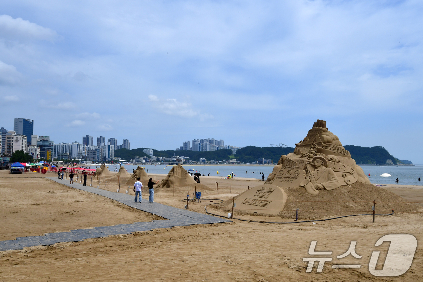 (포항=뉴스1) 최창호 기자 = 20일 경북 포항시 북구 영일대해수욕장 백사장에서 관광객들이 다양한 모래조각 작품 감상하고 있다. 2025.7.20/뉴스1