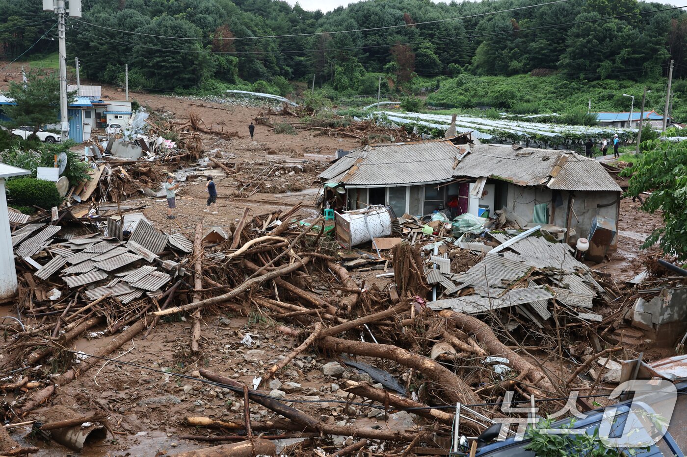 본문 이미지 - 20일 경기 가평군 신상리의 한 야산에서 산사태가 발생해 주택이 파손되어 있다.  2025.7.20/뉴스1 ⓒ News1 신웅수 기자
