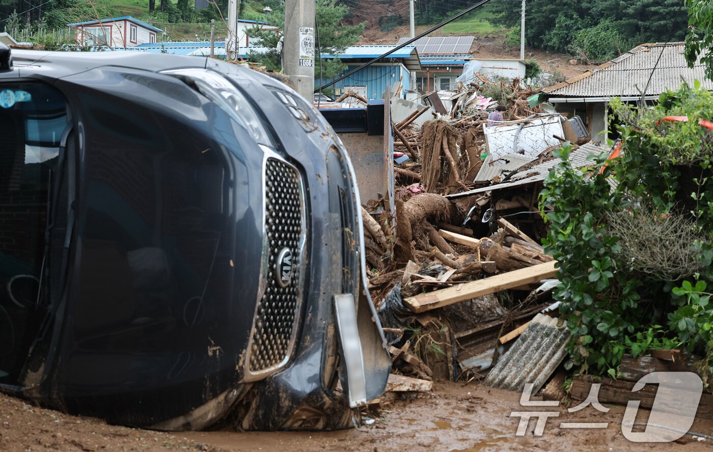 본문 이미지 - 20일 경기 가평군 신상리의 한 야산에서 산사태가 발생해 주택이 파손되어 있다. 이 산사태로 주민 4명이 매몰돼 3명은 구조했고 70대 여성 1명은 숨졌다. 2025.7.20/뉴스1 ⓒ News1 신웅수 기자