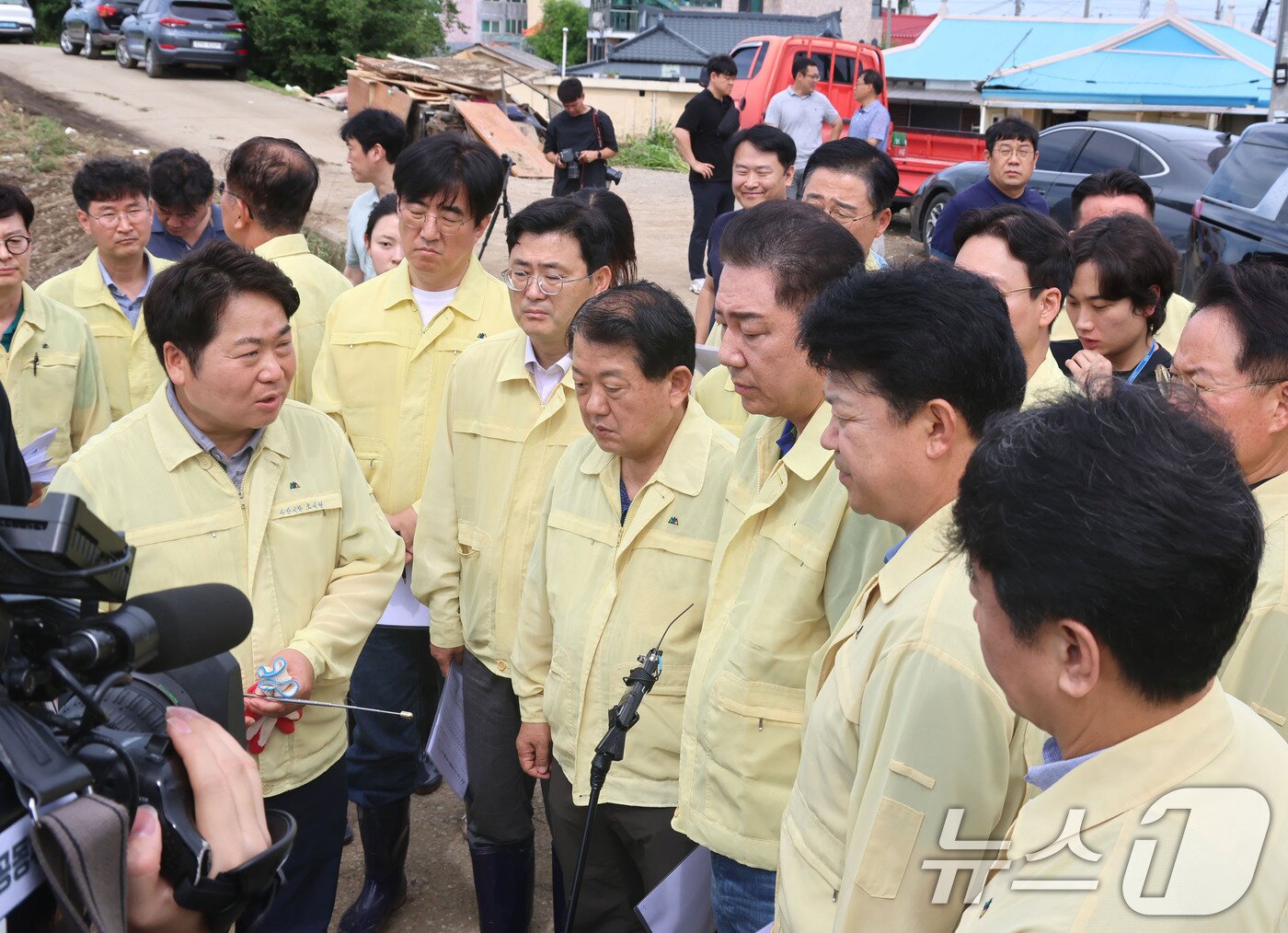 본문 이미지 - 김병기 더불어민주당 당대표 직무대행 겸 원내대표가 지난 20일 오전 충남 아산시 염치읍 폭우 피해 현장을 찾아 오세현 시장의 설명을 듣고 있다.&#40;김병기 의원실 제공&#41; 2025.7.20/뉴스1