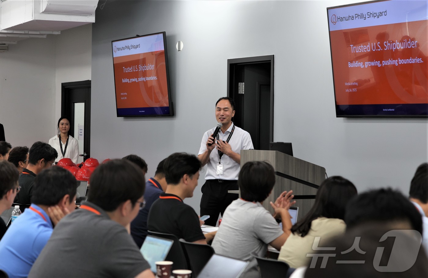 (워싱턴=뉴스1) 류정민 특파원 = 지난 16일(현지시간) 미국 펜실베이니아주 필라델피아 소재 한화필리십야드에서 이종무 조선소장이 회사 현황에 대해 브리핑을 진행하고 있다.