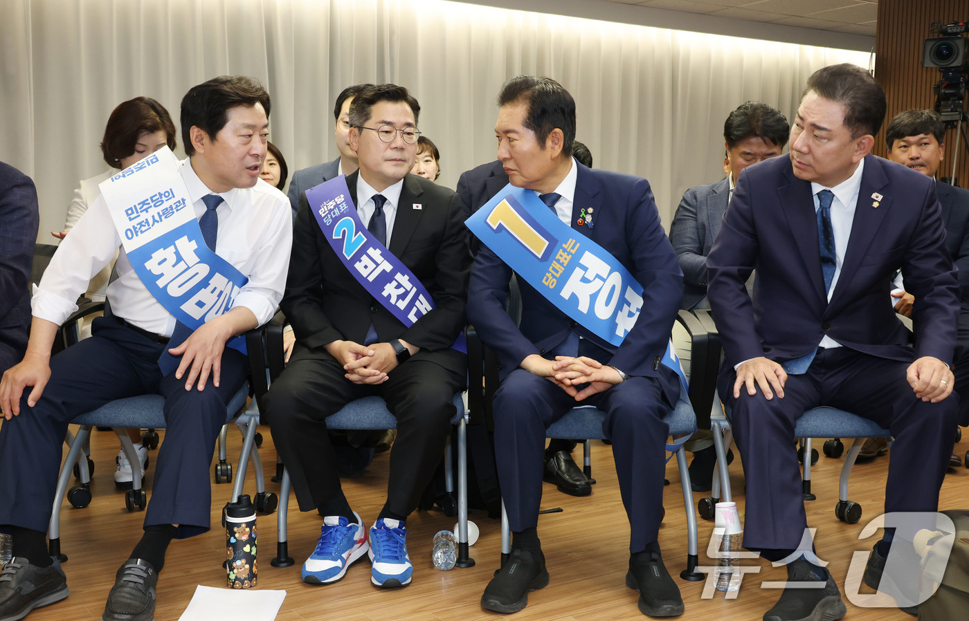 (서울=뉴스1) 이광호 기자 = 더불어민주당 김병기 당대표 직무대행 겸 원내대표(오른쪽부터)와 정청래, 박찬대 당대표 후보, 황명선 최고위원 후보가 20일 오후 서울 여의도 중앙당 …