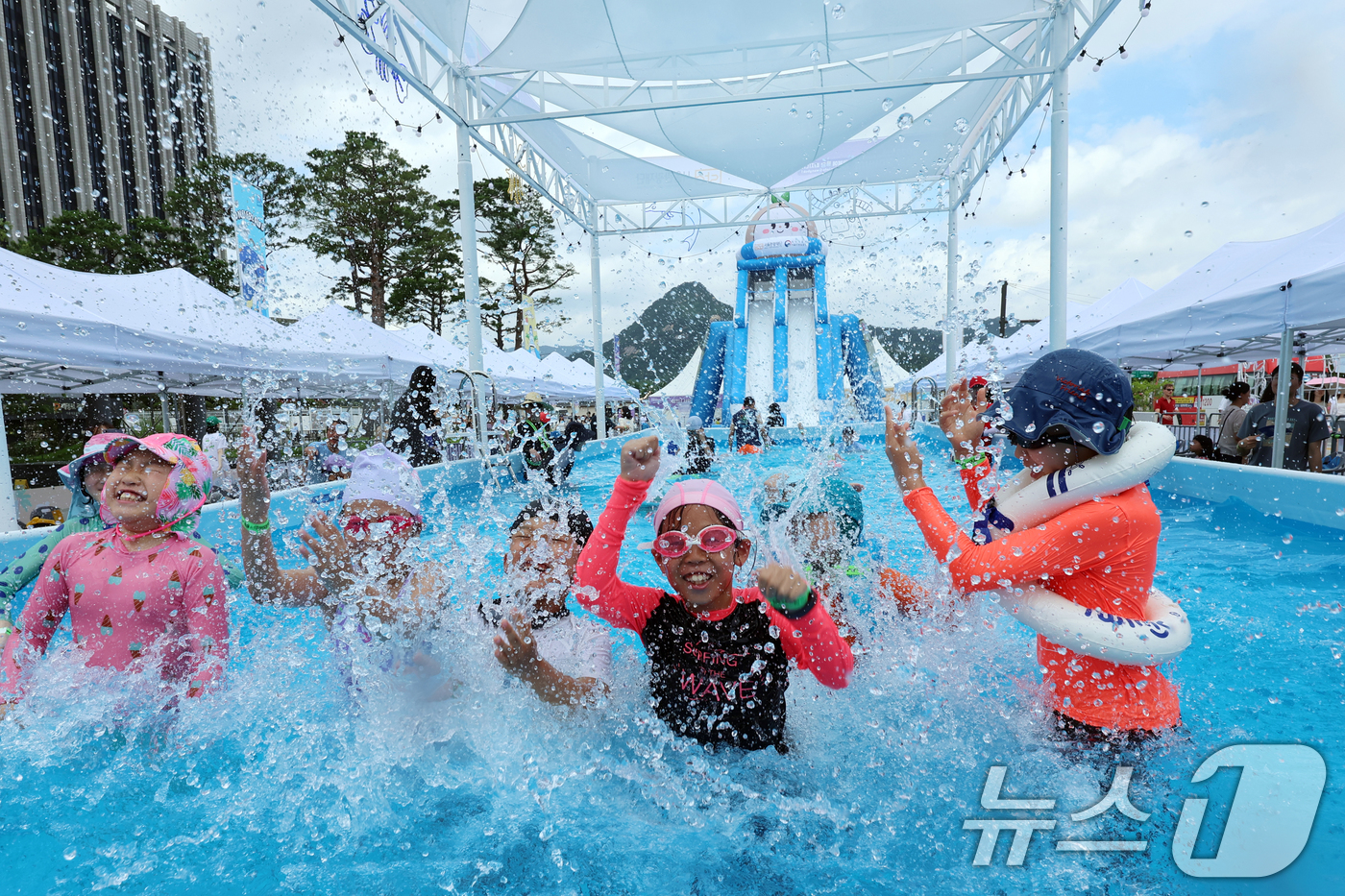(서울=뉴스1) 황기선 기자 = 20일 오후 서울 광화문광장에서 열린 '20205 서울썸머비치'에서 어린이들이 물놀이를 하며 더위를 식히고 있다. 2025.7.20/뉴스1