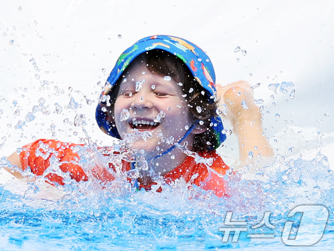 (서울=뉴스1) 황기선 기자 = 20일 오후 서울 광화문광장에서 열린 '20205 서울썸머비치'에서 어린이들이 물놀이를 하며 더위를 식히고 있다. 2025.7.20/뉴스1