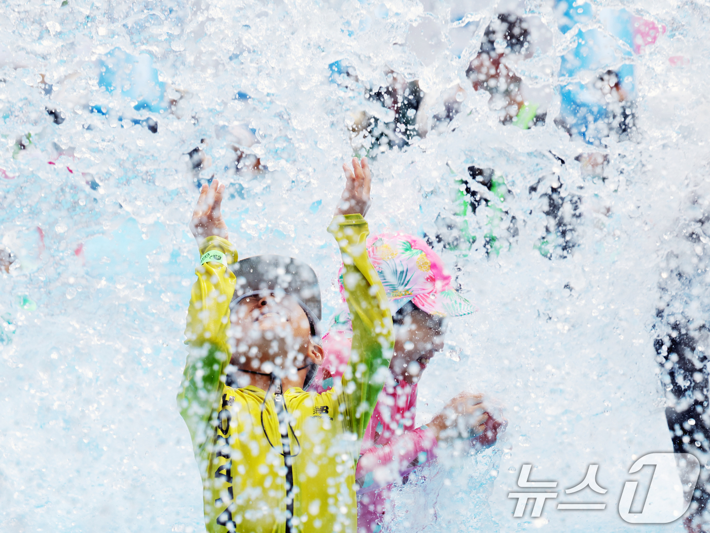 (서울=뉴스1) 황기선 기자 = 20일 오후 서울 광화문광장에서 열린 '20205 서울썸머비치'에서 어린이들이 물놀이를 하며 더위를 식히고 있다. 2025.7.20/뉴스1