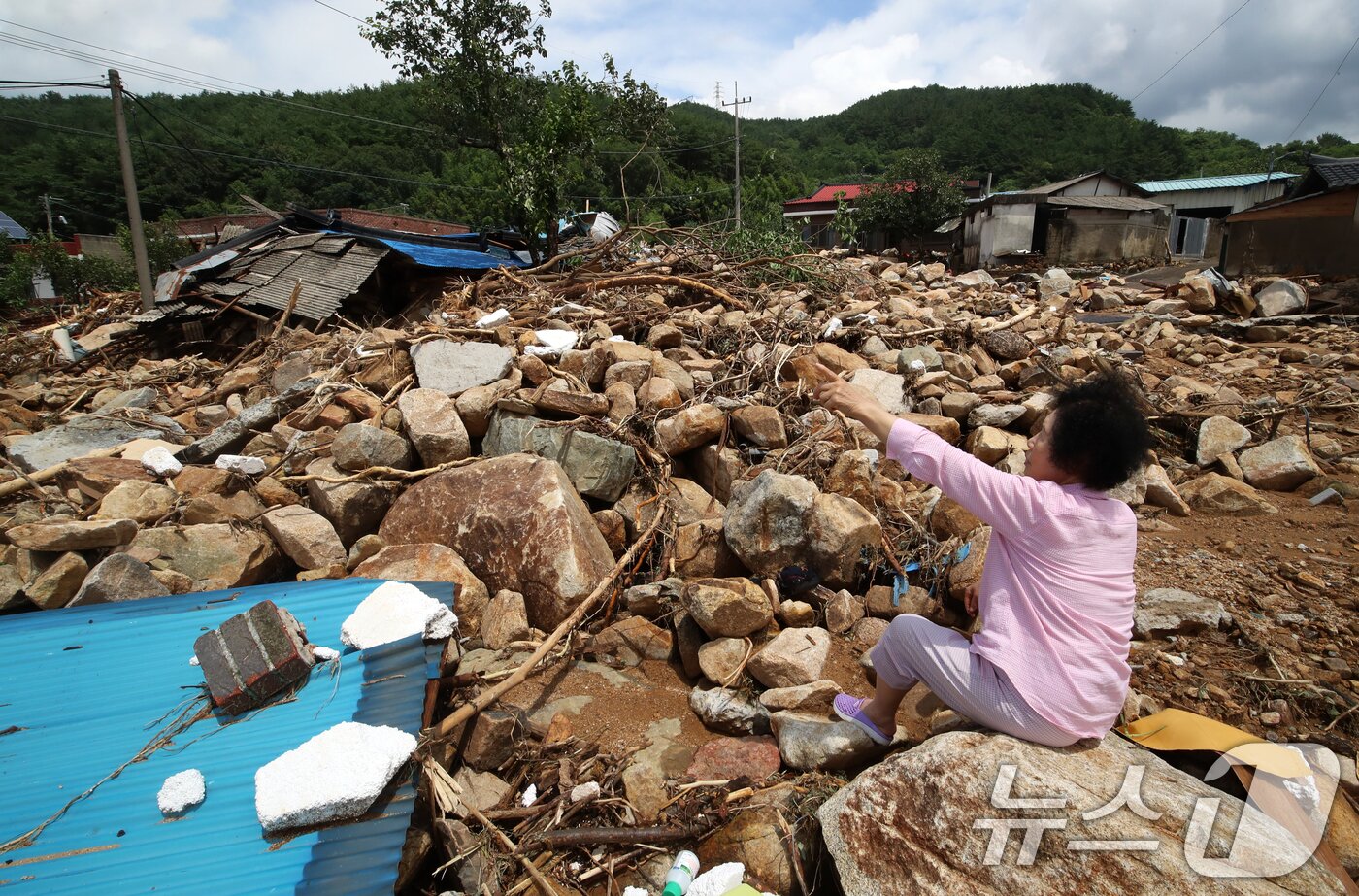 본문 이미지 - 20일 경남 산청군 산청읍 외정마을에 폭우와 산사태로 토사가 흘러내려 주택 등이 파손되는 등 아수라장을 방불케 하고 있다. 2025.7.20/뉴스1 ⓒ News1 윤일지 기자