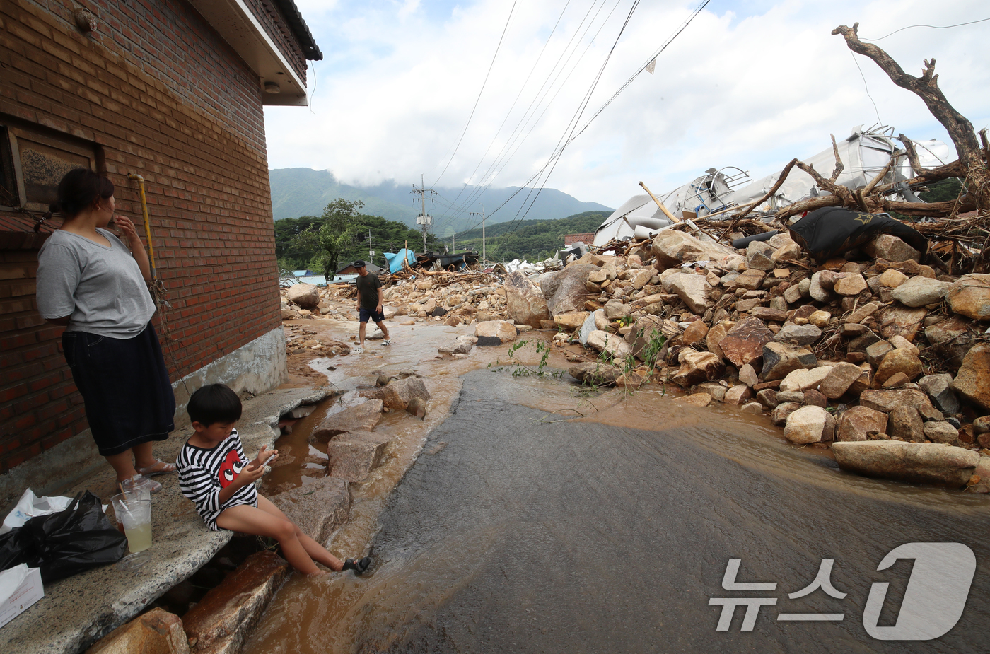 (산청=뉴스1) 윤일지 기자 = 20일 경남 산청군 산청읍 외정마을에 폭우와 산사태로 토사가 흘러내려 주택 등이 파손되는 등 아수라장을 방불케 하고 있다.  2025.7.20/뉴스 …