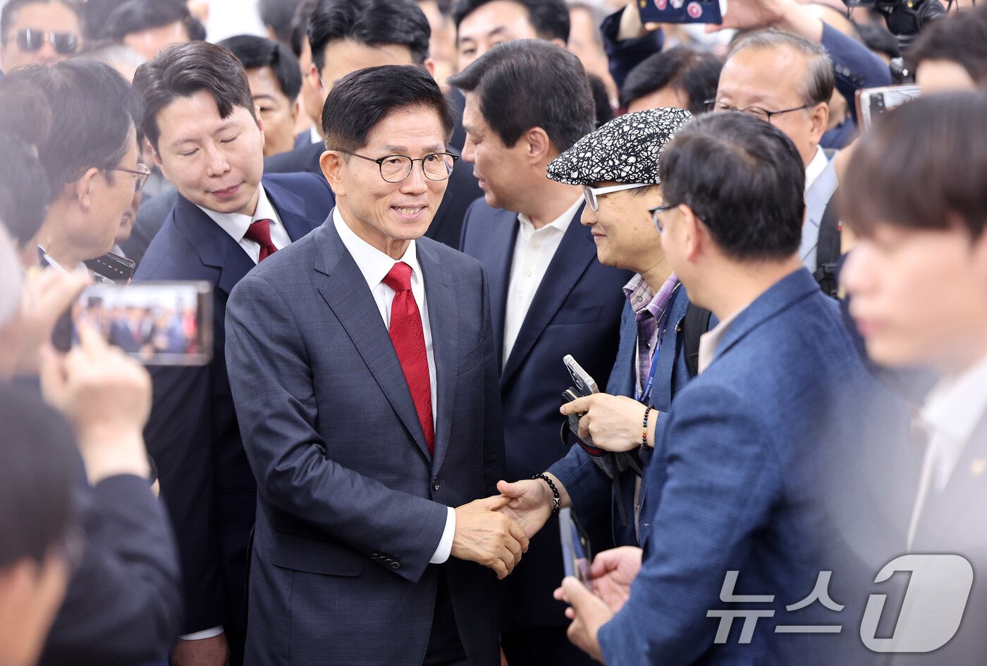 본문 이미지 - 6·3 대선에 출마했던 김문수 전 고용노동부 장관이 20일 서울 여의도 국민의힘 중앙당사에서 열린 기자회견에서 당 대표 출마 선언에 앞서 지지자들과 인사를 나누고 있다. 2025.7.20/뉴스1 ⓒ News1 박지혜 기자