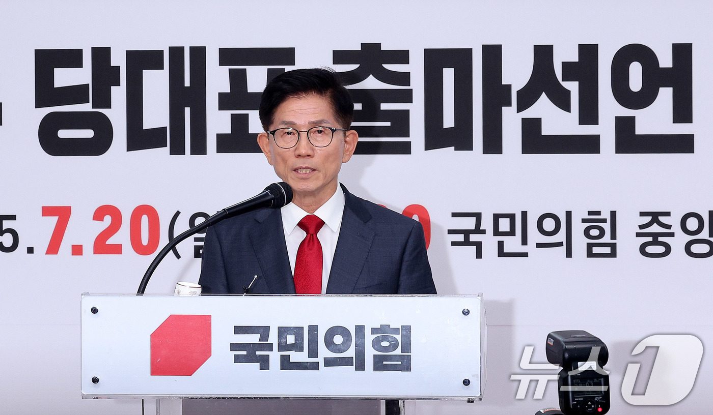 (서울=뉴스1) 박지혜 기자 = 6·3 대선에 출마했던 김문수 전 고용노동부 장관이 20일 서울 여의도 국민의힘 중앙당사에서 열린 기자회견에서 당 대표 출마를 선언하고 있다. 20 …