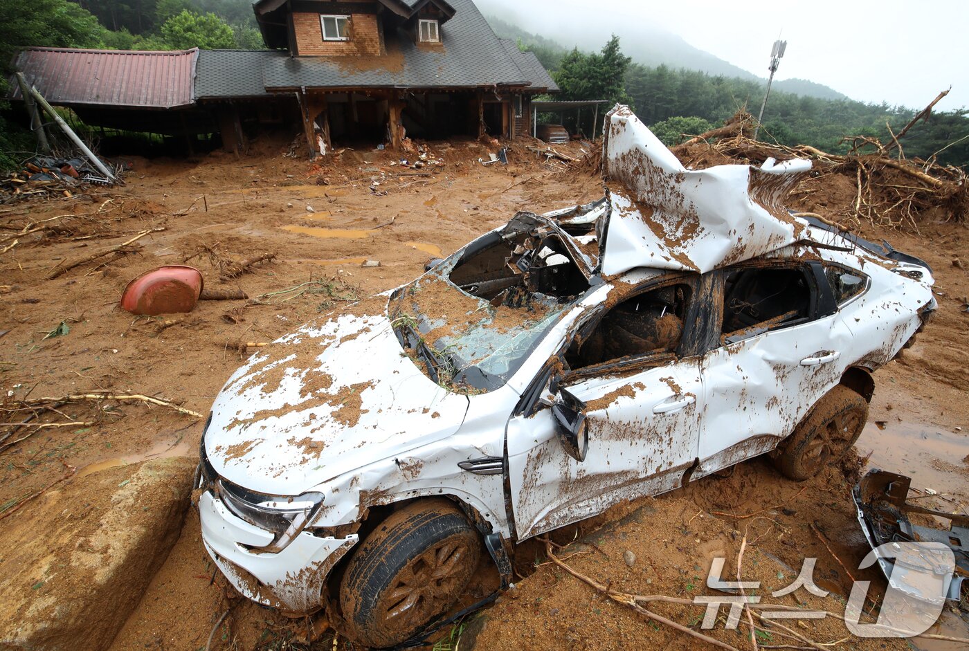 본문 이미지 - 20일 경남 산청군 산청읍 내리 한 마을에 폭우와 산사태로 토사가 흘러내려 차량 등이 파손돼 있다. 2025.7.20/뉴스1 ⓒ News1 윤일지 기자