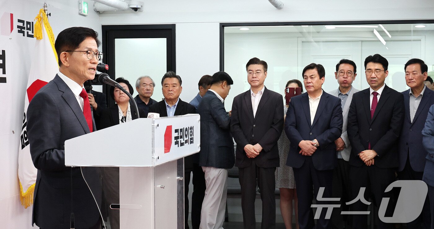 본문 이미지 - 6·3 대선에 출마했던 김문수 전 고용노동부 장관이 20일 서울 여의도 국민의힘 중앙당사에서 열린 기자회견에서 당 대표 출마를 선언하고 있다. 2025.7.20/뉴스1 ⓒ News1 박지혜 기자