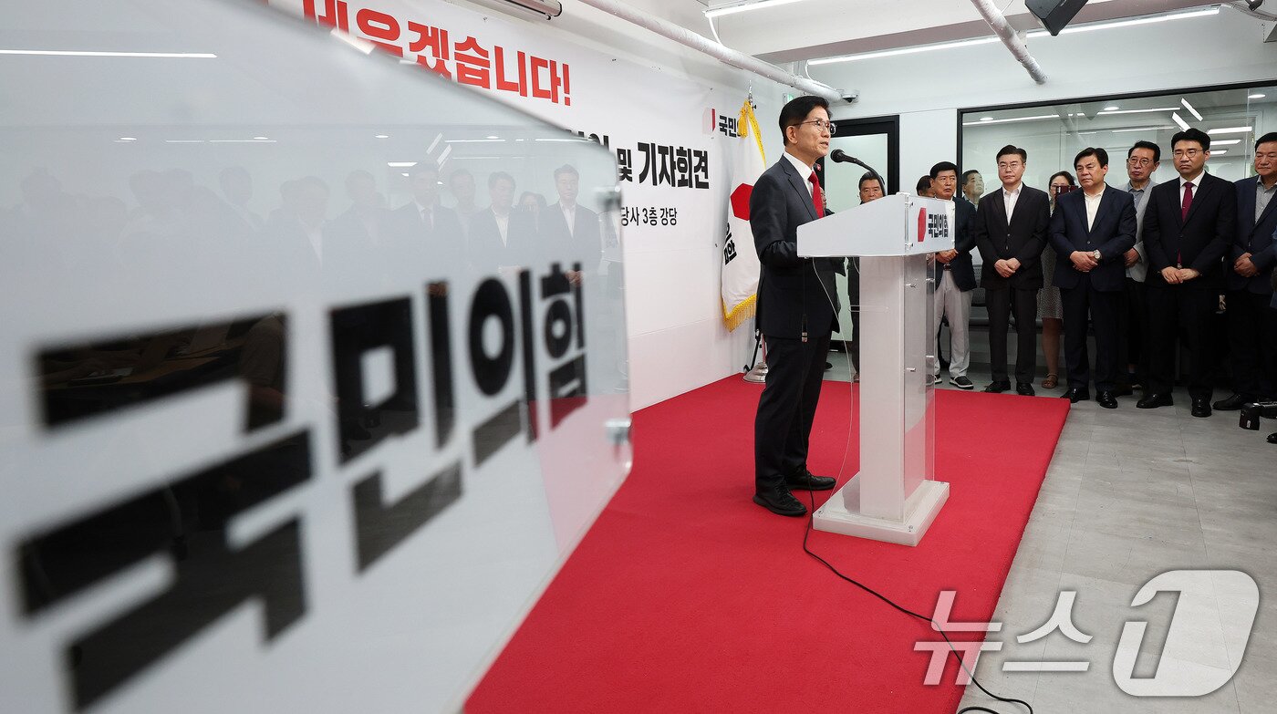 본문 이미지 - 6·3 대선에 출마했던 김문수 전 고용노동부 장관이 20일 서울 여의도 국민의힘 중앙당사에서 열린 기자회견에서 당 대표 출마를 선언하고 있다. 2025.7.20/뉴스1 ⓒ News1 박지혜 기자