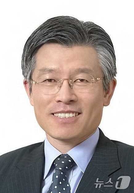 (서울=뉴스1) 허경 기자 = 이재명 대통령이 20일 인사혁신처 처장에 최동석 최동석인사조직연구소 소장을 임명했다. (대통령실 제공. 재판매 및 DB 금지) 2025.7.20/뉴스 …