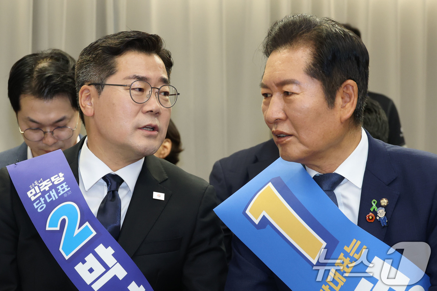 (서울=뉴스1) 이광호 기자 = 더불어민주당 정청래(오른쪽), 박찬대 당대표 후보가 20일 오후 서울 여의도 중앙당사에서 열린 '당대표 및 최고위원 선출을 위한 영남권 합동연설회' …