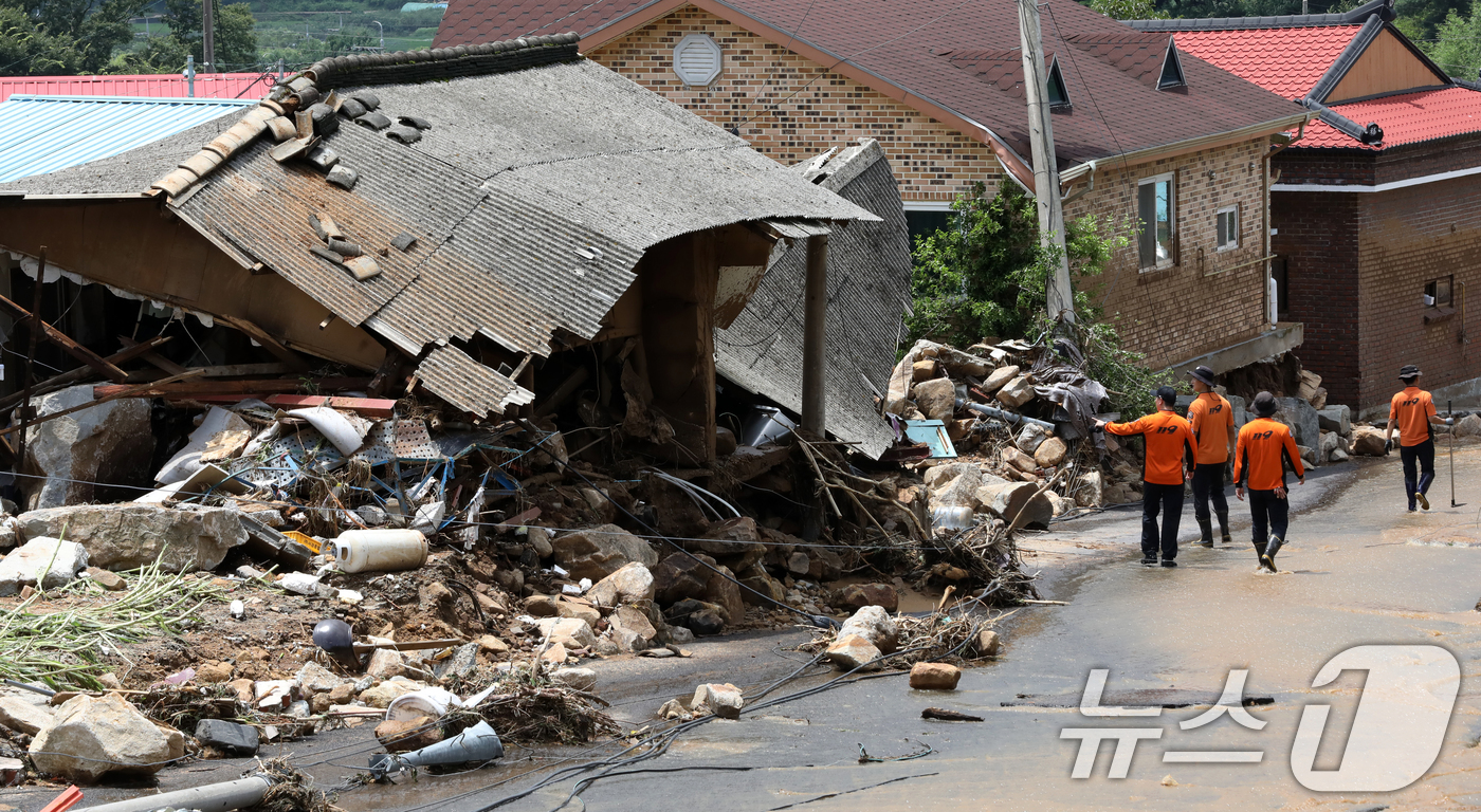 (산청=뉴스1) 윤일지 기자 = 20일 경남 산청군 산청읍 외정마을에 폭우와 산사태로 토사가 흘러내려 주택 등이 파손되는 등 아수라장을 방불케 하고 있다.  2025.7.20/뉴스 …