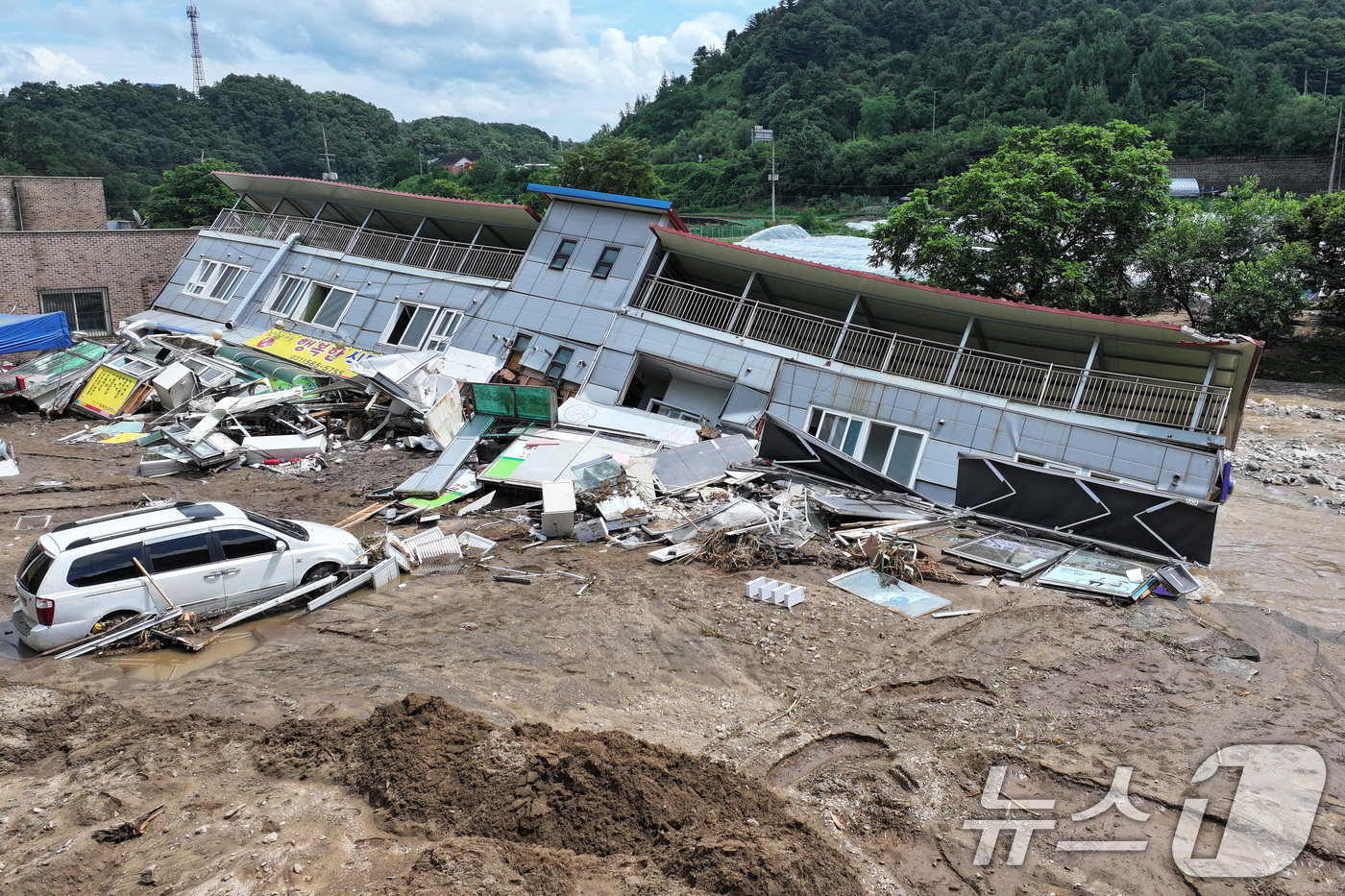 (가평=뉴스1) 신웅수 기자 = 20일 경기 가평군 조종면의 한 편의점 건물이 집중호우에 무너져 내려 있다. 2025.7.20/뉴스1