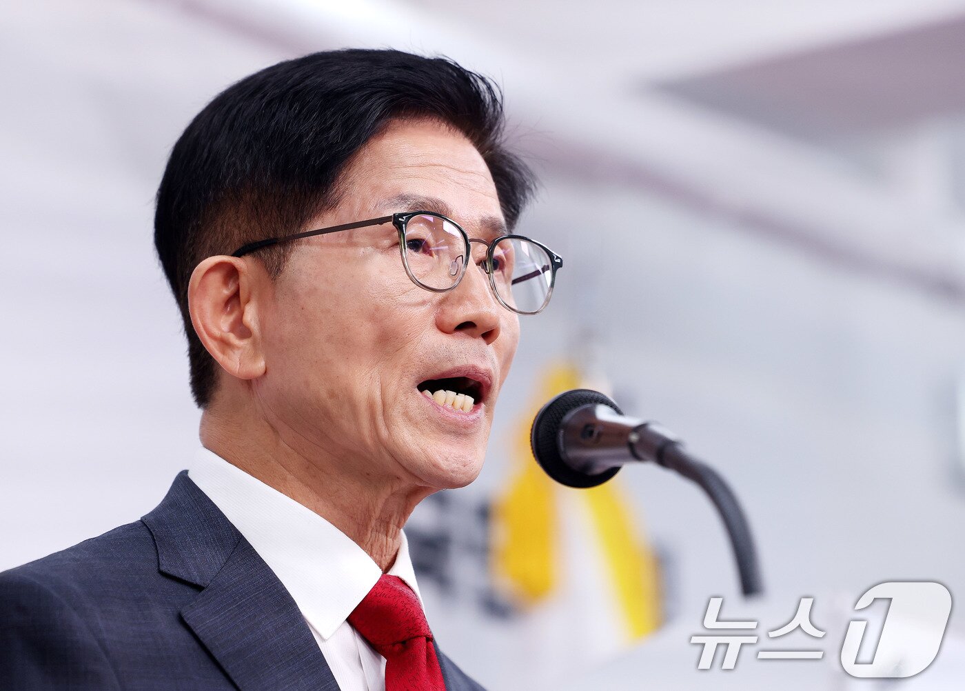 본문 이미지 - 6·3 대선에 출마했던 김문수 전 고용노동부 장관이 20일 서울 여의도 국민의힘 중앙당사에서 열린 기자회견에서 당 대표 출마를 선언하고 있다. 2025.7.20/뉴스1 ⓒ News1 박지혜 기자