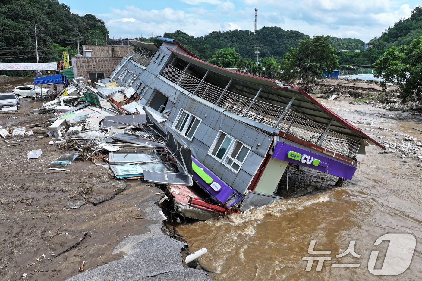 (가평=뉴스1) 신웅수 기자 = 20일 경기 가평군 조종면의 한 편의점 건물이 집중호우에 무너져 내려 있다. 2025.7.20/뉴스1