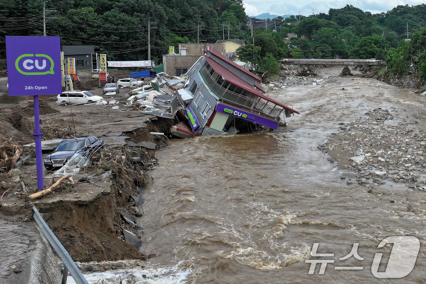 (가평=뉴스1) 신웅수 기자 = 20일 경기 가평군 조종면의 한 편의점 건물이 집중호우에 무너져 내려 있다. 2025.7.20/뉴스1