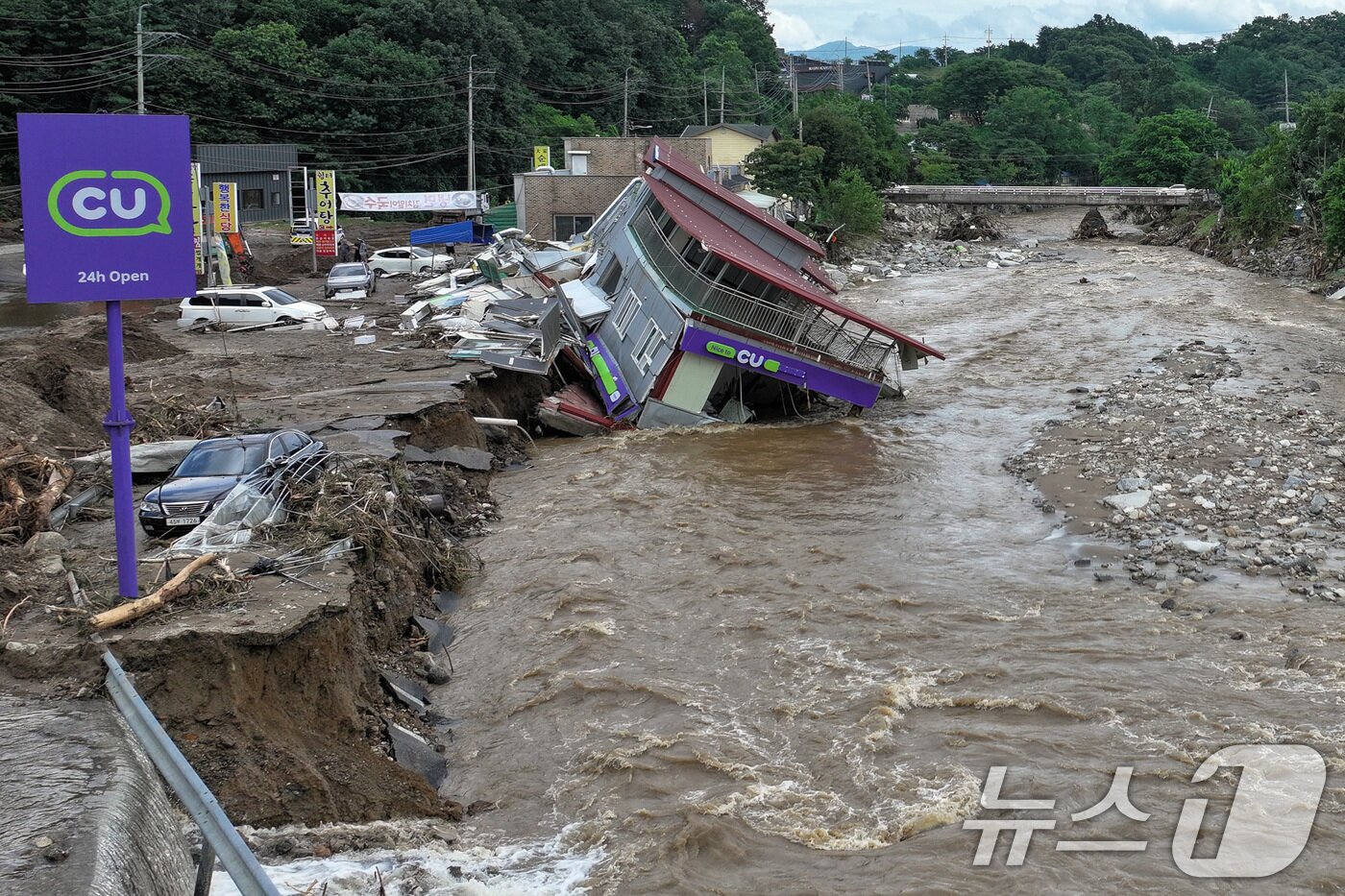본문 이미지 - 20일 경기 가평군 조종면의 한 편의점 건물이 집중호우에 무너져 내려 있다. 2025.7.20/뉴스1 ⓒ News1 신웅수 기자