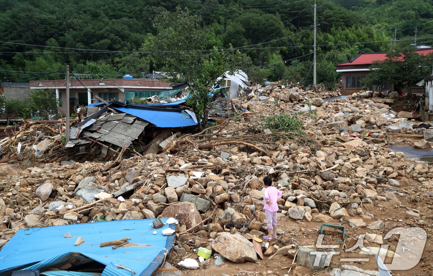 본문 이미지 - 20일 경남 산청군 산청읍 외정마을에 폭우와 산사태로 토사가 흘러내려 주택 등이 파손되는 등 아수라장을 방불케 하고 있다. 2025.7.20/뉴스1 ⓒ News1 윤일지 기자