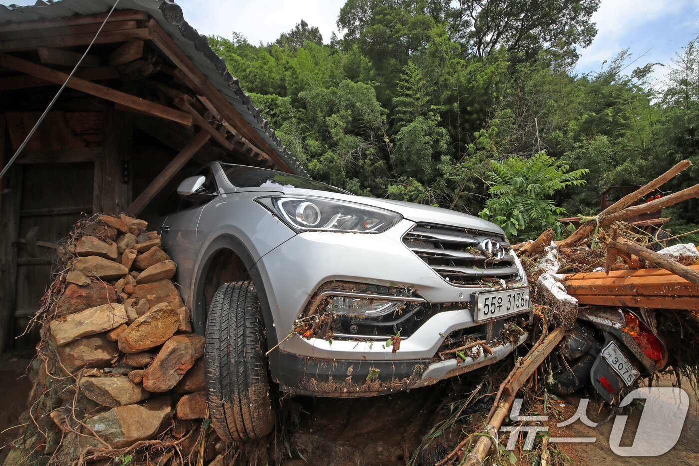 본문 이미지 - 20일 경남 산청군 산청읍 외정마을에 폭우와 산사태로 토사가 흘러내려 주택 등이 파손되는 등 아수라장을 방불케 하고 있다. (자료사진) /뉴스1 ⓒ News1 윤일지 기자