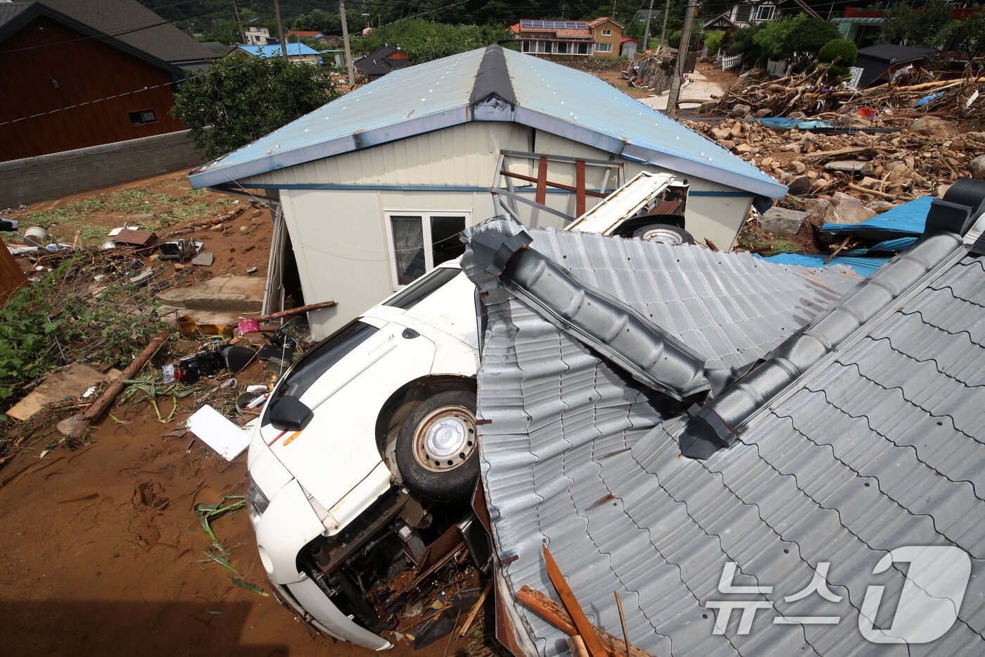 본문 이미지 - 20일 경남 산청군 산청읍 외정마을에 폭우와 산사태로 토사가 흘러내려 주택 등이 파손되는 등 아수라장을 방불케 하고 있다. 2025.7.20/뉴스1 ⓒ News1 윤일지 기자
