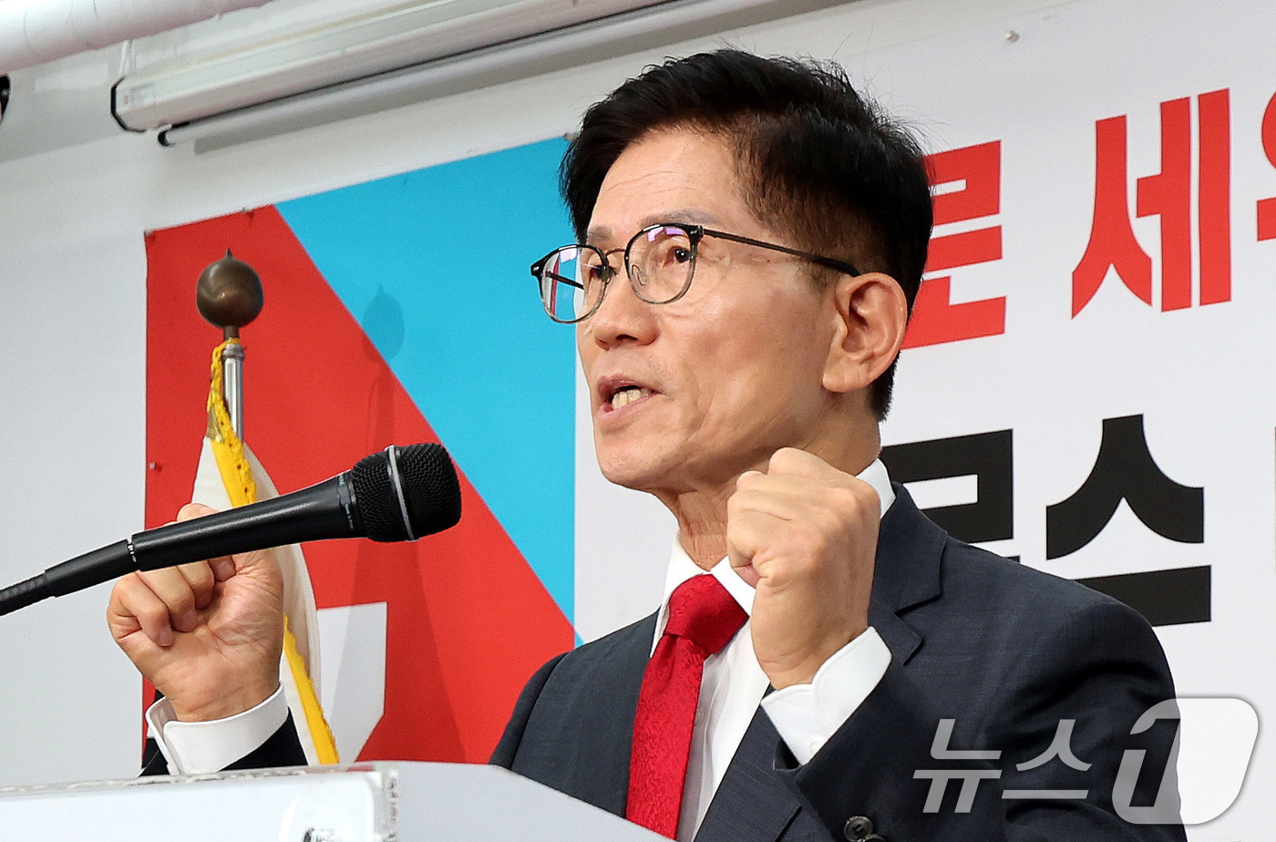 (서울=뉴스1) 박지혜 기자 = 6·3 대선에 출마했던 김문수 전 고용노동부 장관이 20일 서울 여의도 국민의힘 중앙당사에서 열린 기자회견에서 당 대표 출마를 선언하고 있다. 20 …