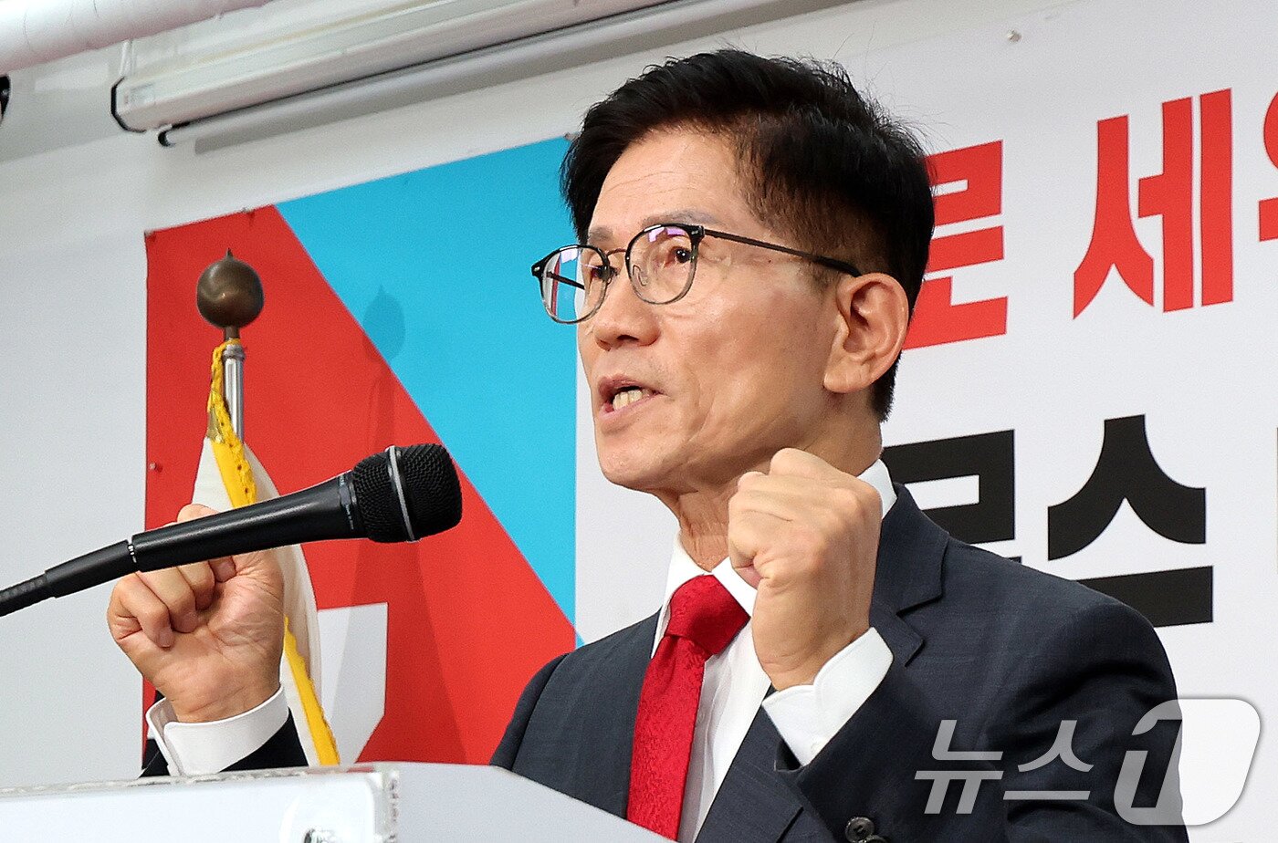 본문 이미지 - 6·3 대선에 출마했던 김문수 전 고용노동부 장관이 20일 서울 여의도 국민의힘 중앙당사에서 열린 기자회견에서 당 대표 출마를 선언하고 있다. 2025.7.20/뉴스1 ⓒ News1 박지혜 기자