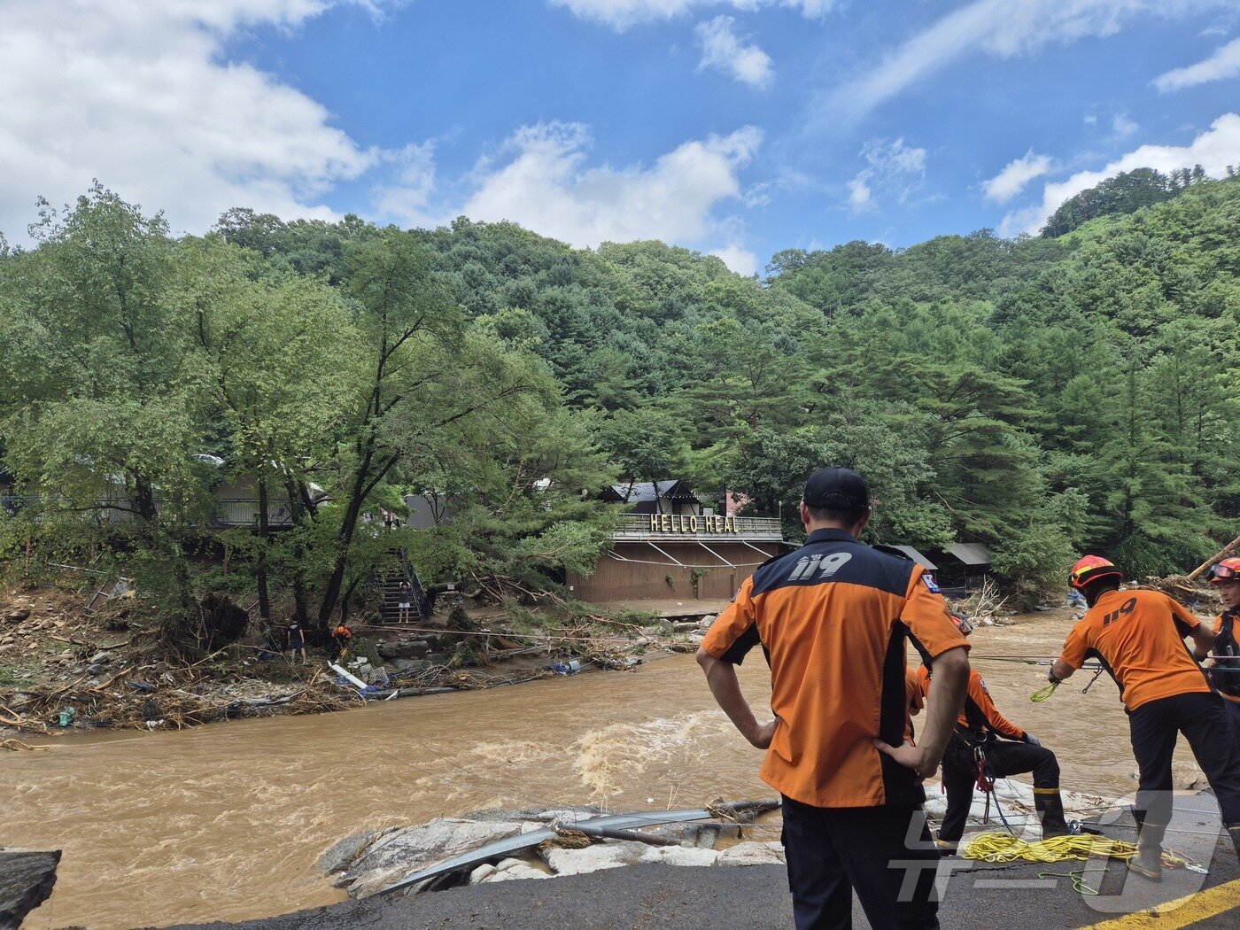 본문 이미지 - 20일 경기 가평군 조종면 마일1리 한 펜션에서 산사태가 발생하고 다리가 끊기면서 투숙객들이 고립됐다. 이 펜션 1개 동엔 일가족 3명이 매몰된 것으로 추정된다. 2025.7.20/뉴스1 ⓒ News1 양희문 기자