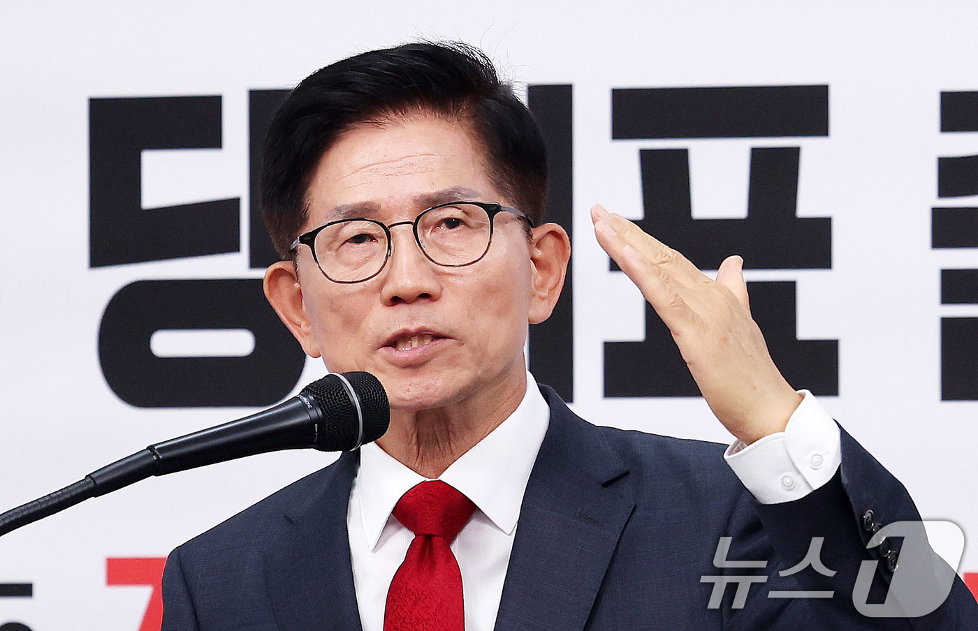 (서울=뉴스1) 박지혜 기자 = 6·3 대선에 출마했던 김문수 전 고용노동부 장관이 20일 서울 여의도 국민의힘 중앙당사에서 열린 기자회견에서 당 대표 출마를 선언하고 있다. 20 …