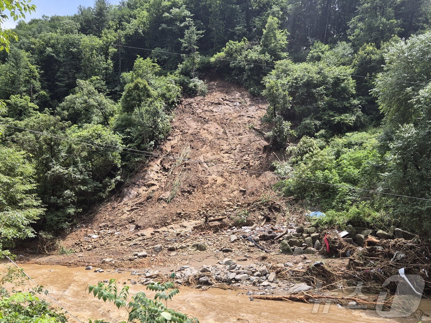 (가평=뉴스1) 양희문 기자 = 20일 경기 가평군 조종면 마일1리에서 집중호우로 인한 산사태가 발생했다. 인근 펜션엔 투숙객 3명이 매몰돼 구조를 기다리고 있다.2025.7.20 …