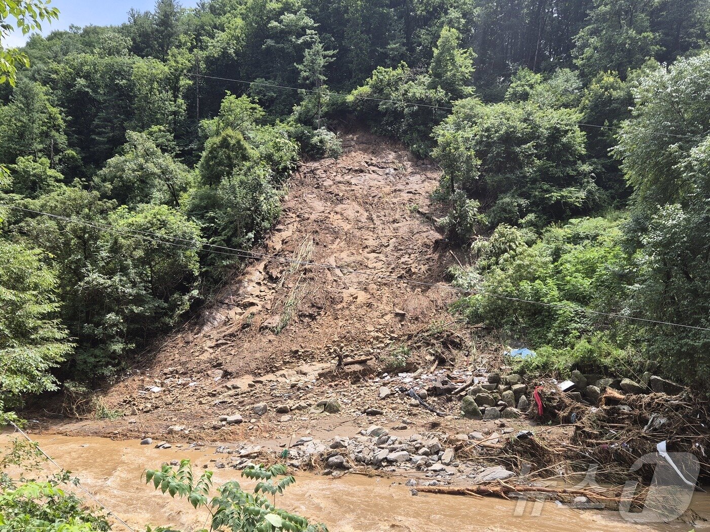 본문 이미지 - 20일 경기 가평군 조종면 마일1리에서 집중호우로 인한 산사태가 발생했다. 인근 펜션엔 투숙객 3명이 매몰돼 구조를 기다리고 있다.2025.7.20/뉴스1 ⓒ News1 양희문 기자